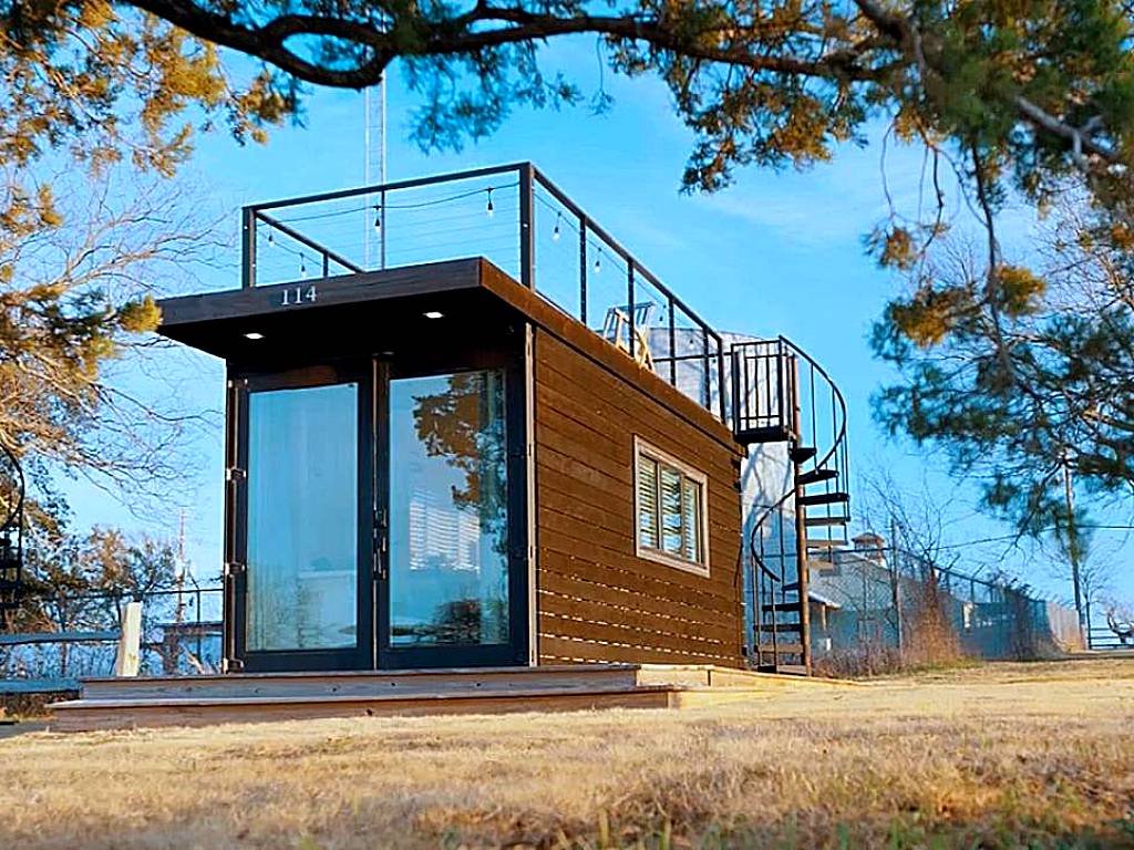 The Bluebonnet-Tiny Container Home Country Setting 12 min to Downtown (Bellmead)