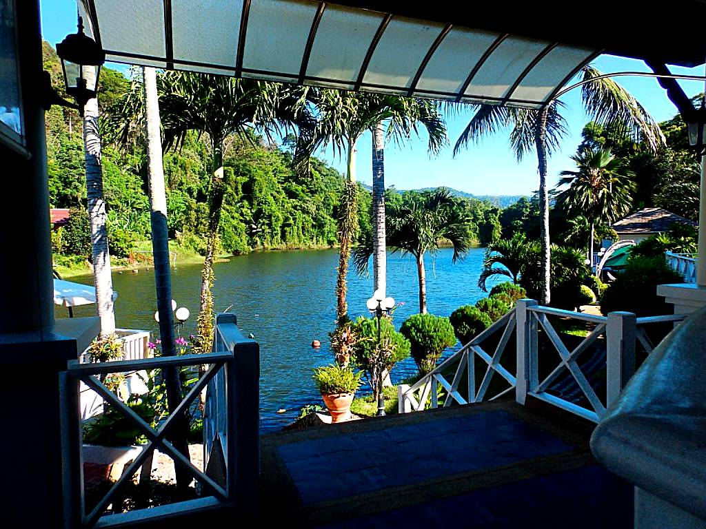 Serenity Lakeside Resort (Kathu)