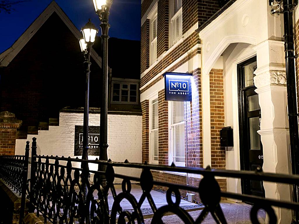 No 10 The Abbey (Norwich)