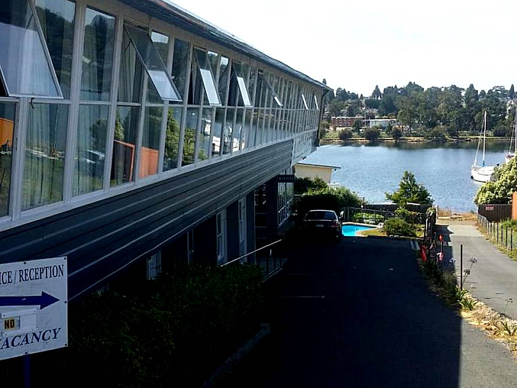 Waterfront Lodge Motel