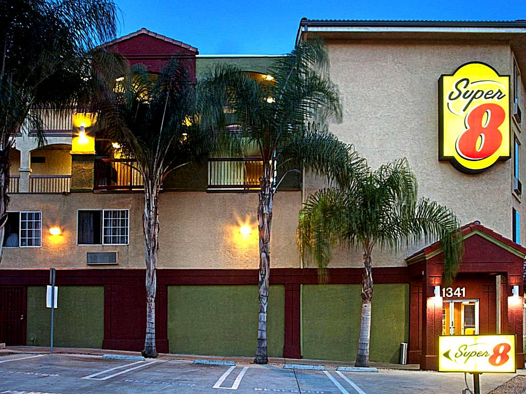 Super 8 by Wyndham Los Angeles Downtown