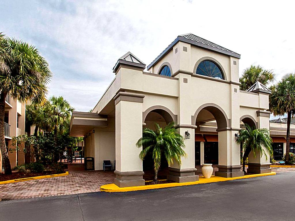 Days Inn & Suites by Wyndham Orlando Airport