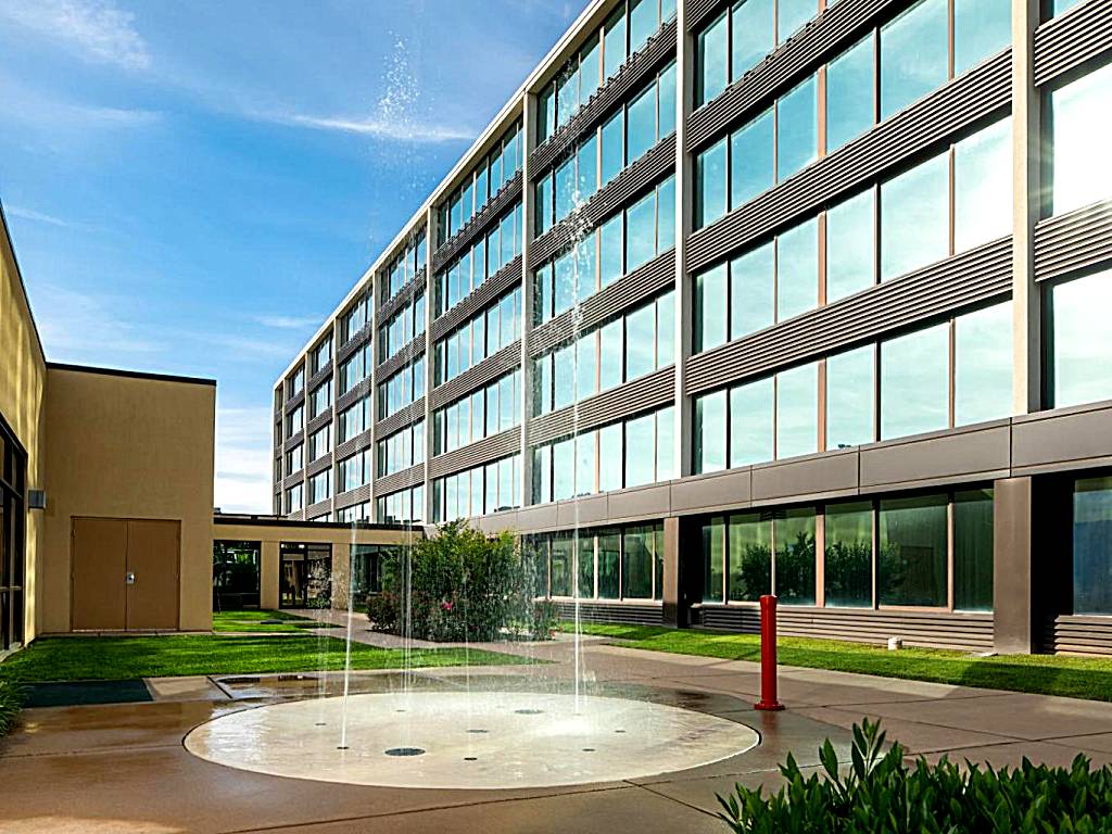 Holiday Inn and Suites Charleston West