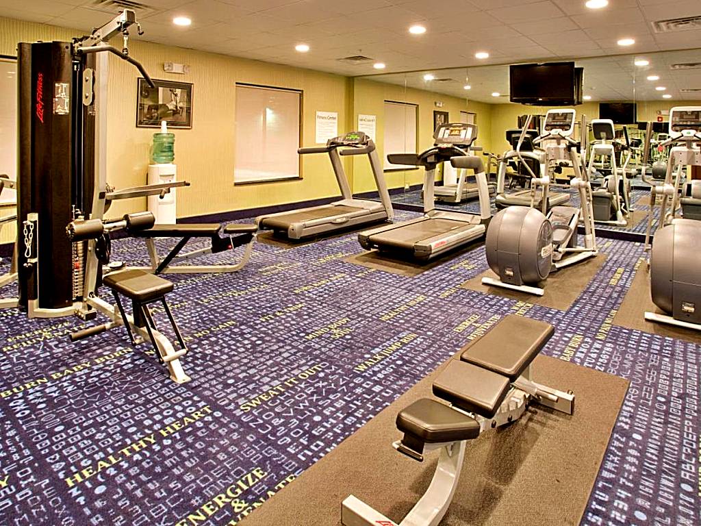 Holiday Inn Express Hotel and Suites Saint Robert