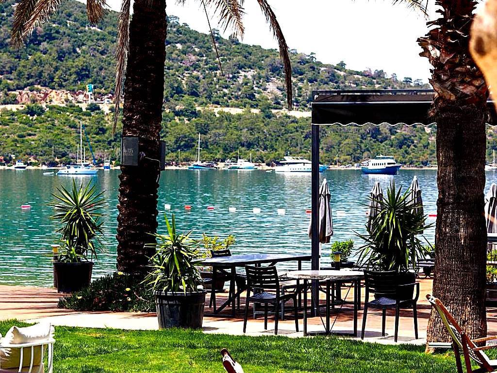 Moyo Luxury Hotel & Beach