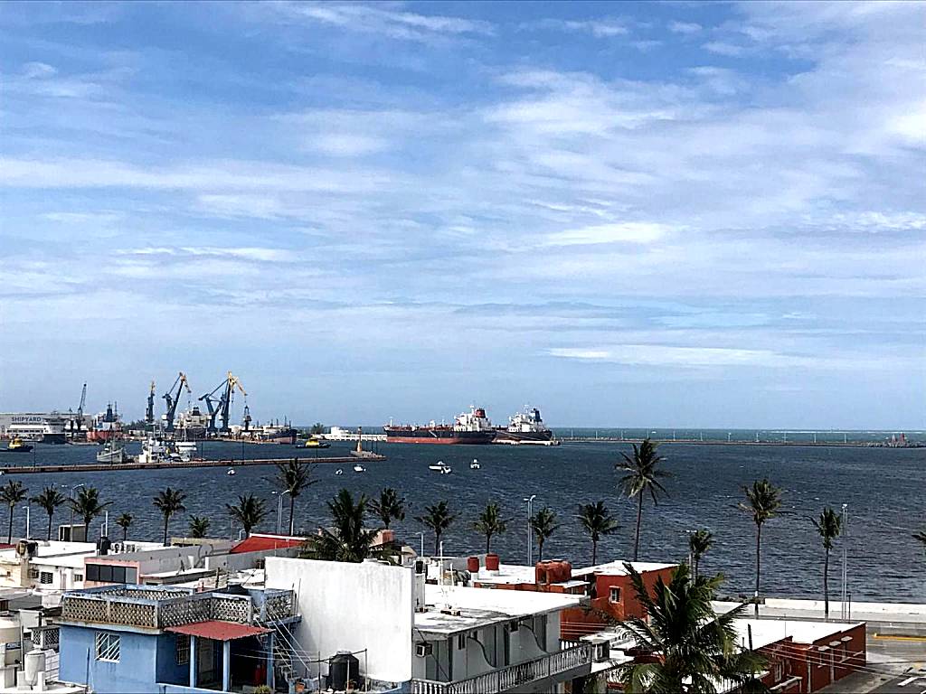 Hotel Dorado a una calle de Playa Regatas y el Malecon