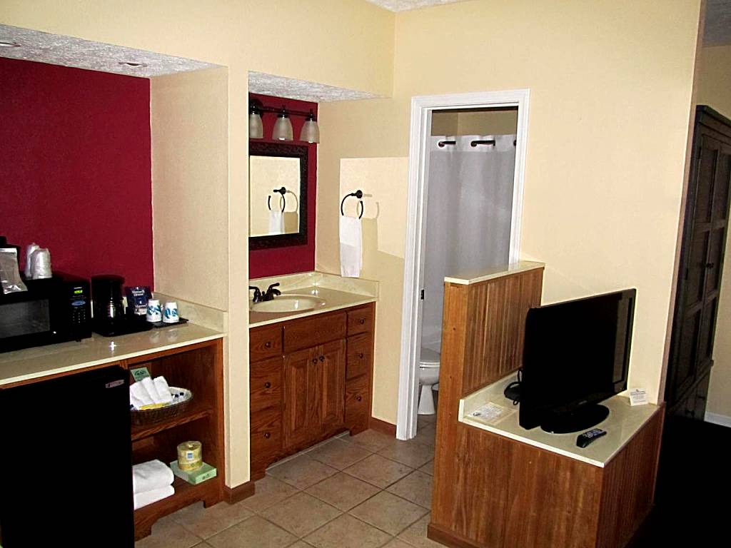 Jonathan Creek Inn and Villas: King or Queen Room with Spa Bath - Non-Smoking (Maggie Valley)