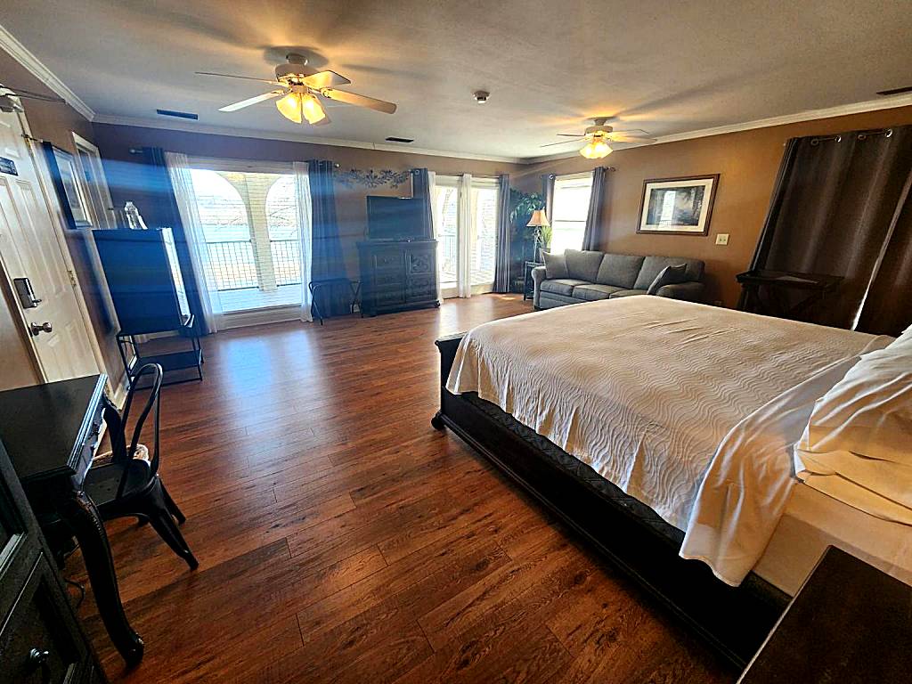 Tennessee Room at Tennessee RiverPlace: King Room with Balcony