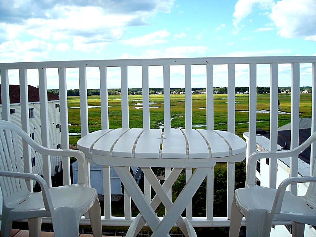 Atlantic Breeze Suites: King Suite No Ocean View