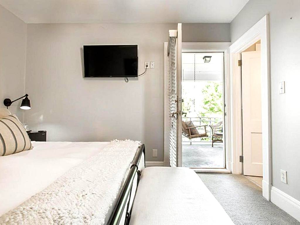 Ella and Jacob Loose at Southmoreland on the Plaza: One-Bedroom Suite