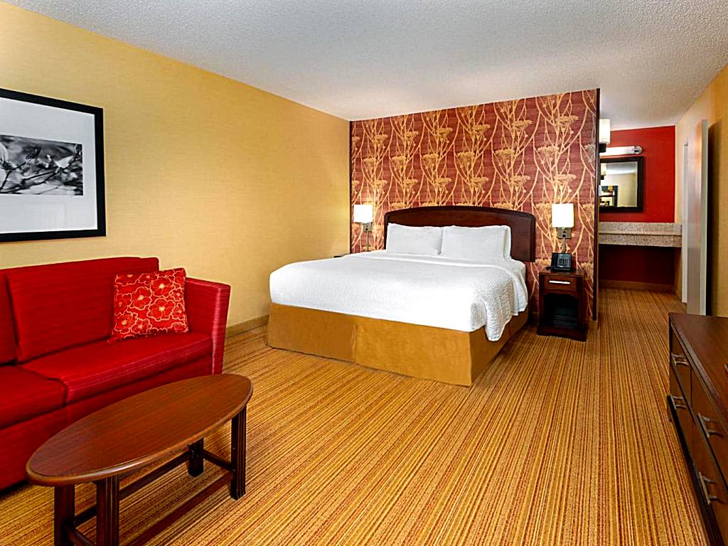 Courtyard by Marriott Junction City: Guest room, King, Sofa bed, Balcony (Junction City)