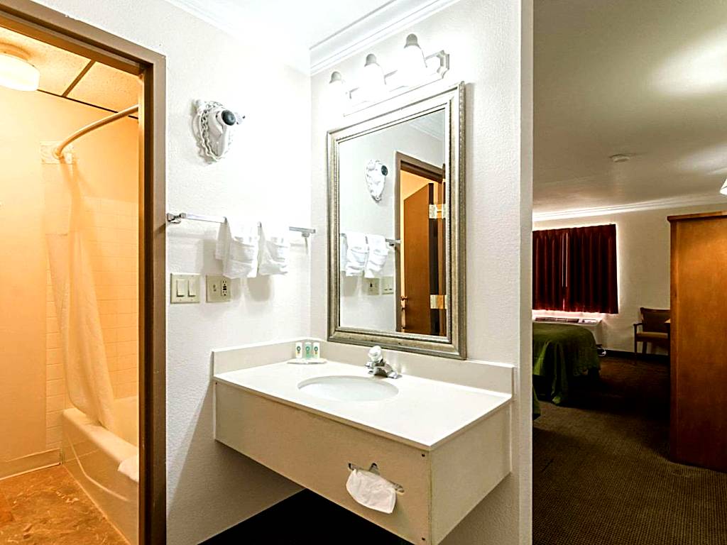 Quality Inn & Suites Salina: Queen Room with Two Queen Beds - Courtyard View (Salina)