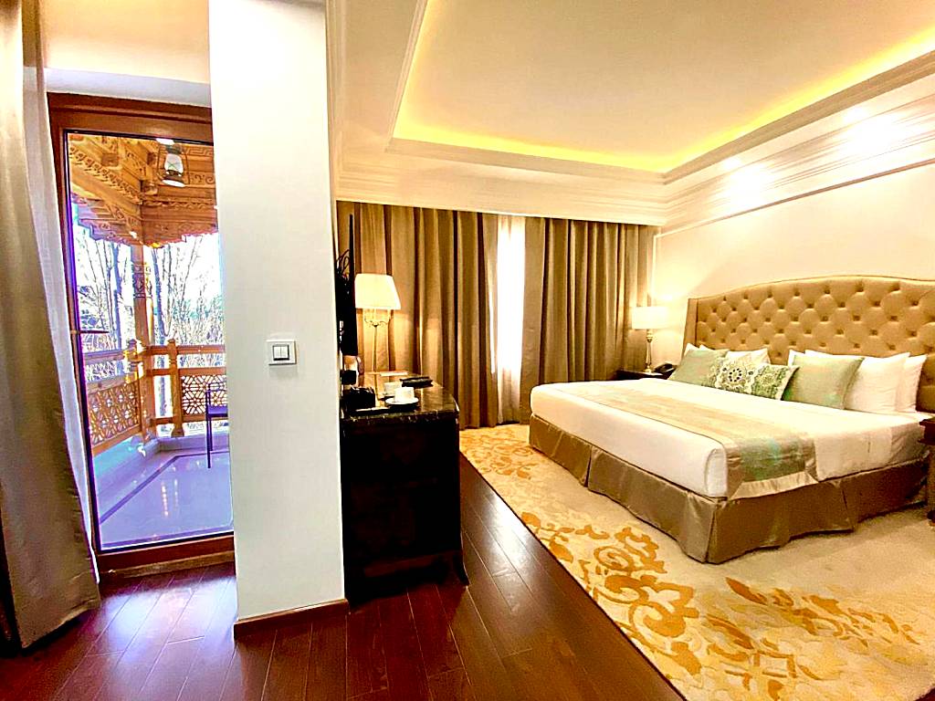 The Indus Valley: Deluxe Suite with Spa Bath