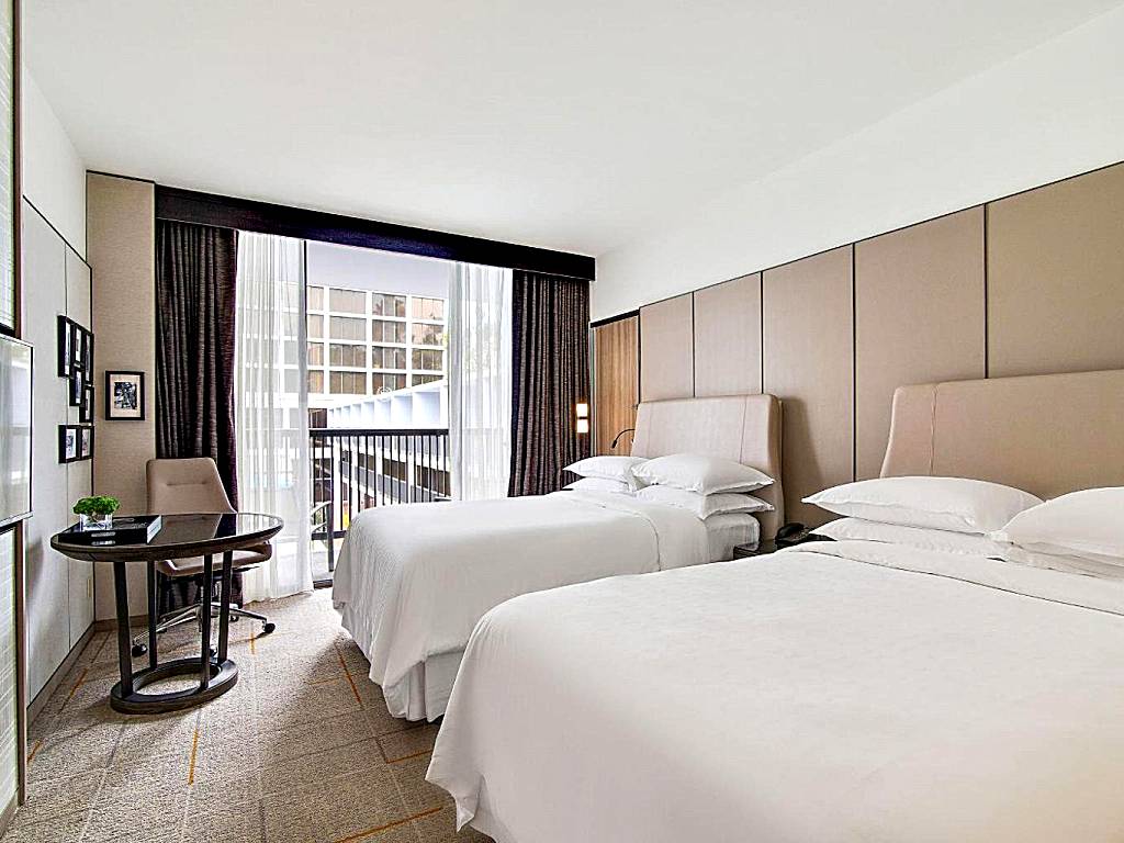 Sheraton Universal: Guest room, 2 Queen, Pool view, Pool access, Balcony