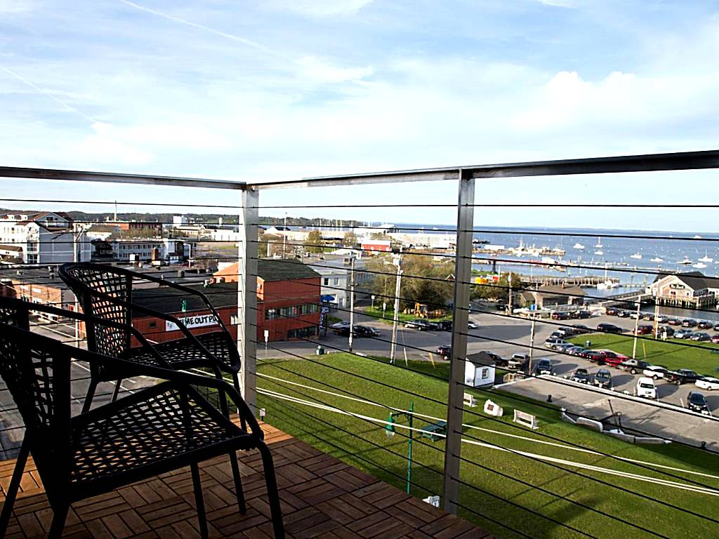 250 Main Hotel: Queen Room with Balcony (Rockland)