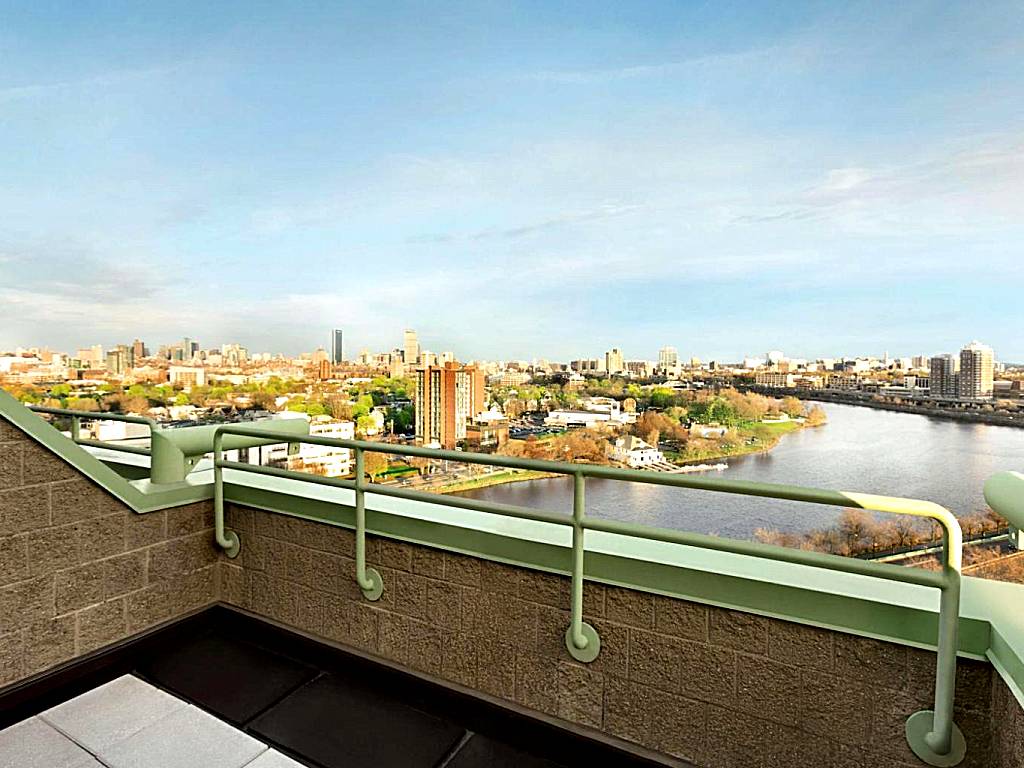 DoubleTree Suites by Hilton Hotel Boston - Cambridge: King Room with Balcony (Boston)