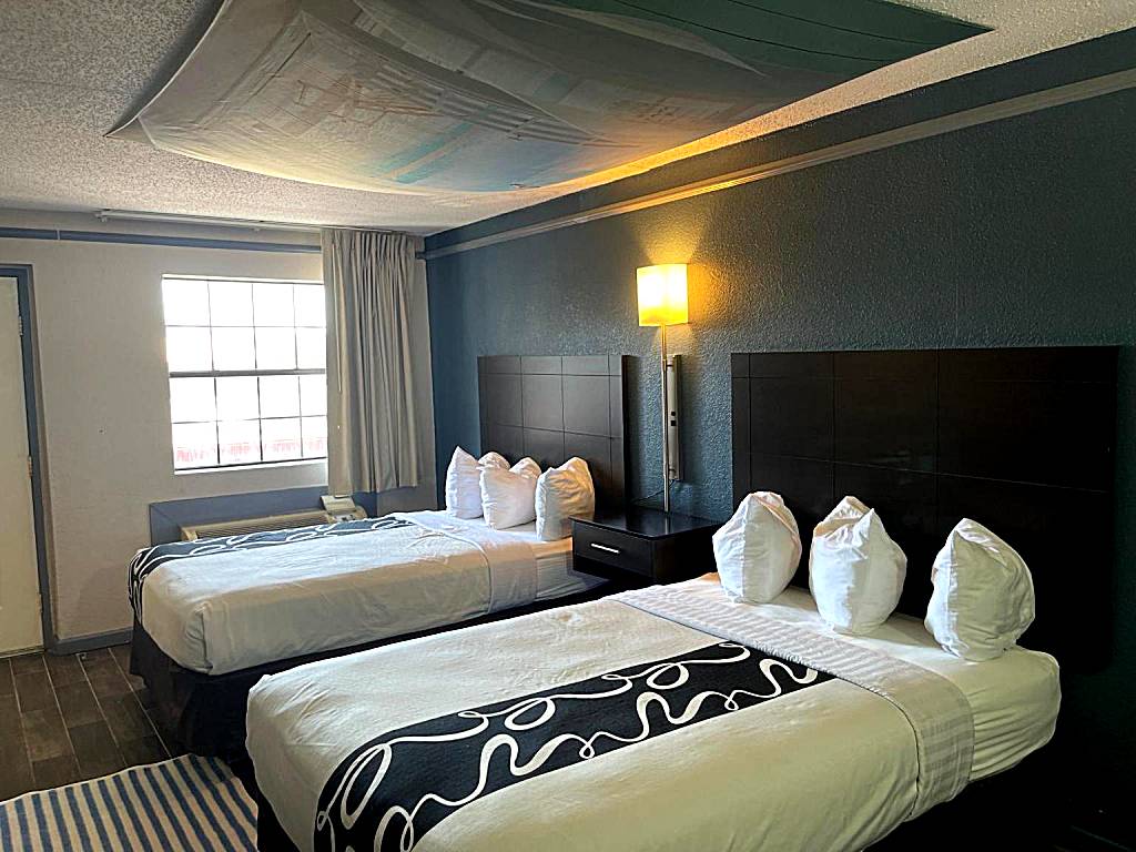 KINGS INN- Medical Downtown Midtown Memphis: Deluxe Double Room (2 Adults + 1 Child)