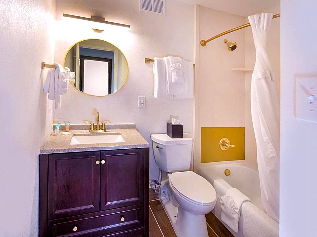 Historic Whispering Woods Hotel & Conference Center: Double Room with Two Double Beds (Olive Branch)