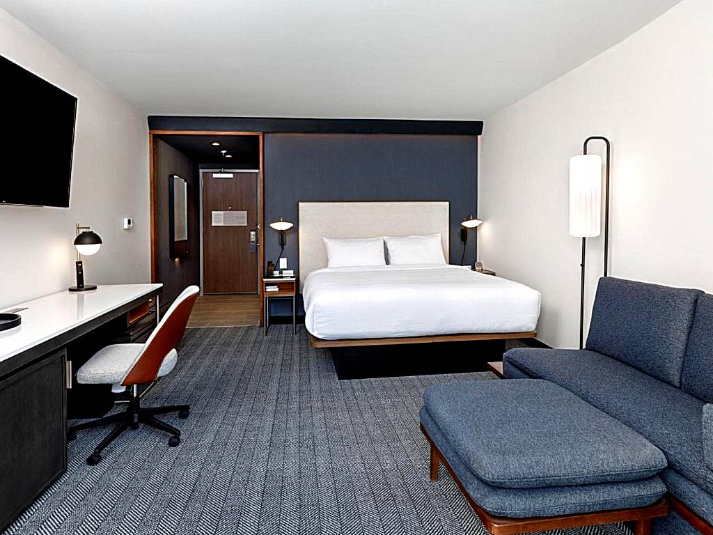 Courtyard by Marriott Richmond Scott's Addition: King Room with Fireplace and Terrace