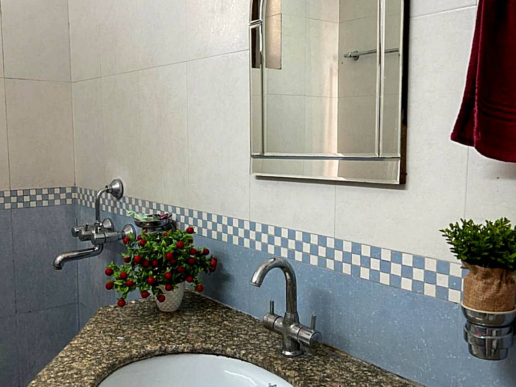 Ganga Vatika Boutique Hotel: Large Twin Room