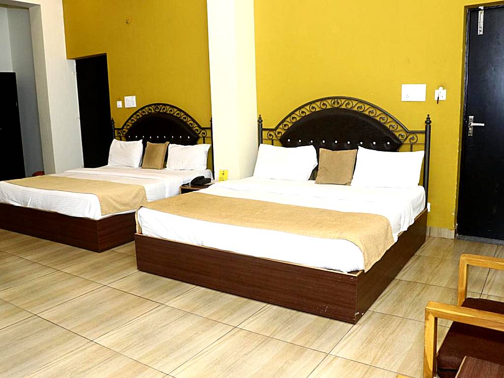 Hotel Trihari by StayApart: Deluxe Family Room