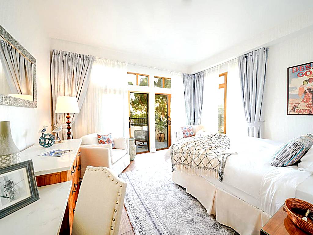 Zane Grey Pueblo Hotel: ADA King Suite with Balcony (Avalon)