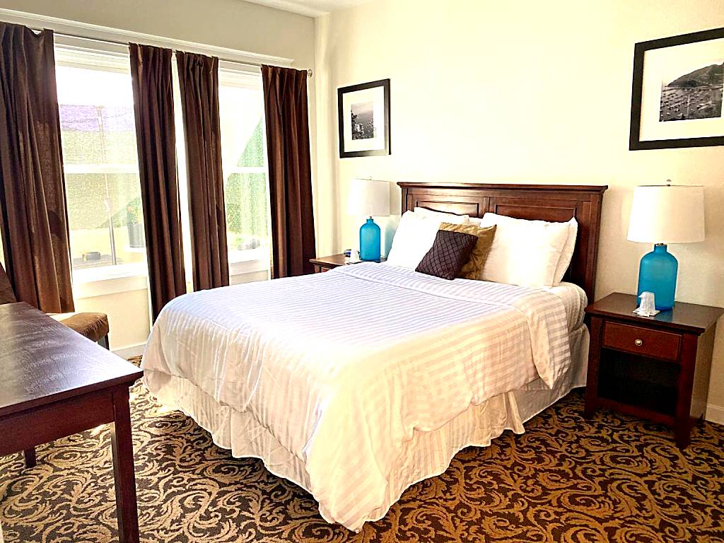 The Edgewater: Deluxe Triple Room (Avalon)