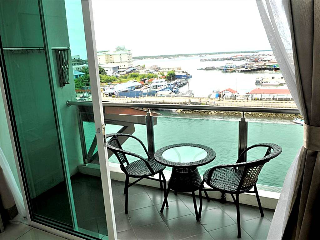 Sipadan Inn 3: Family Room with Sea View