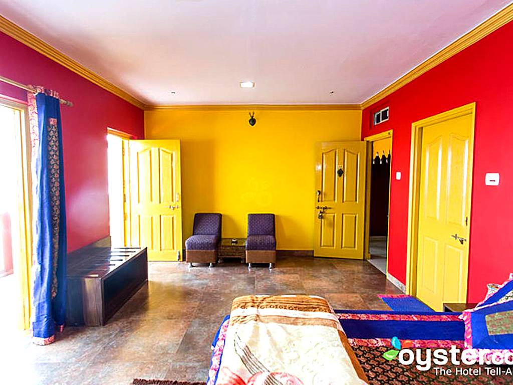 Ganpati Guest House: Super Deluxe Room with Private Balcony & Ganga View