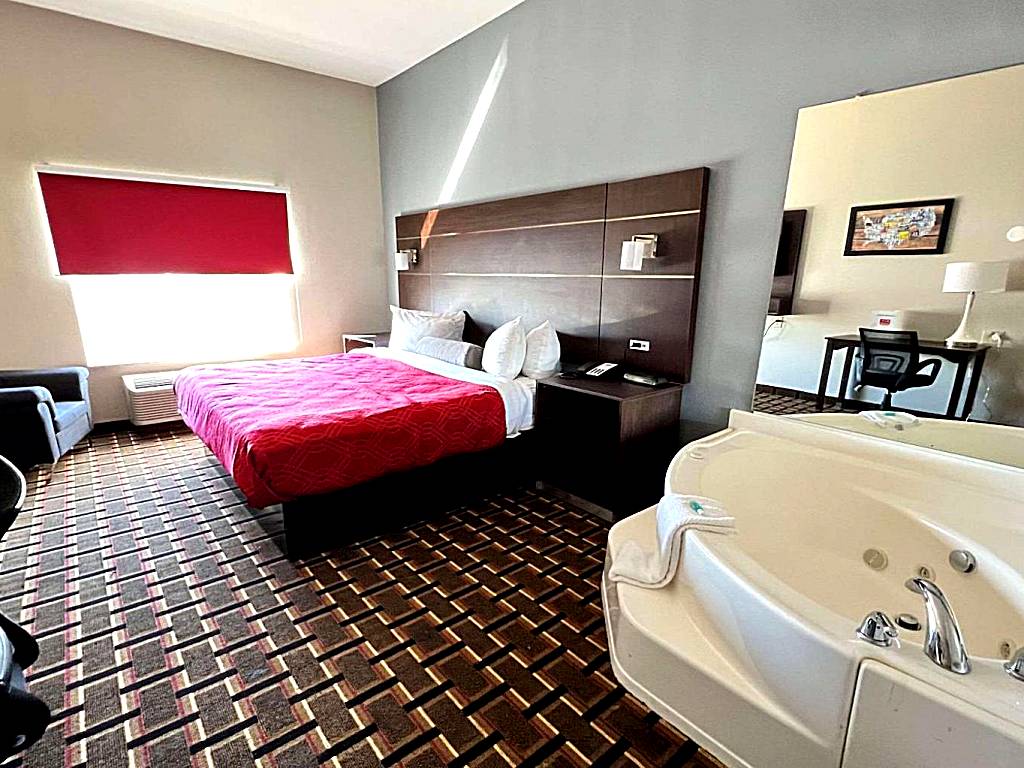 Econo Lodge: King Suite with Jacuzzi - Non-Smoking