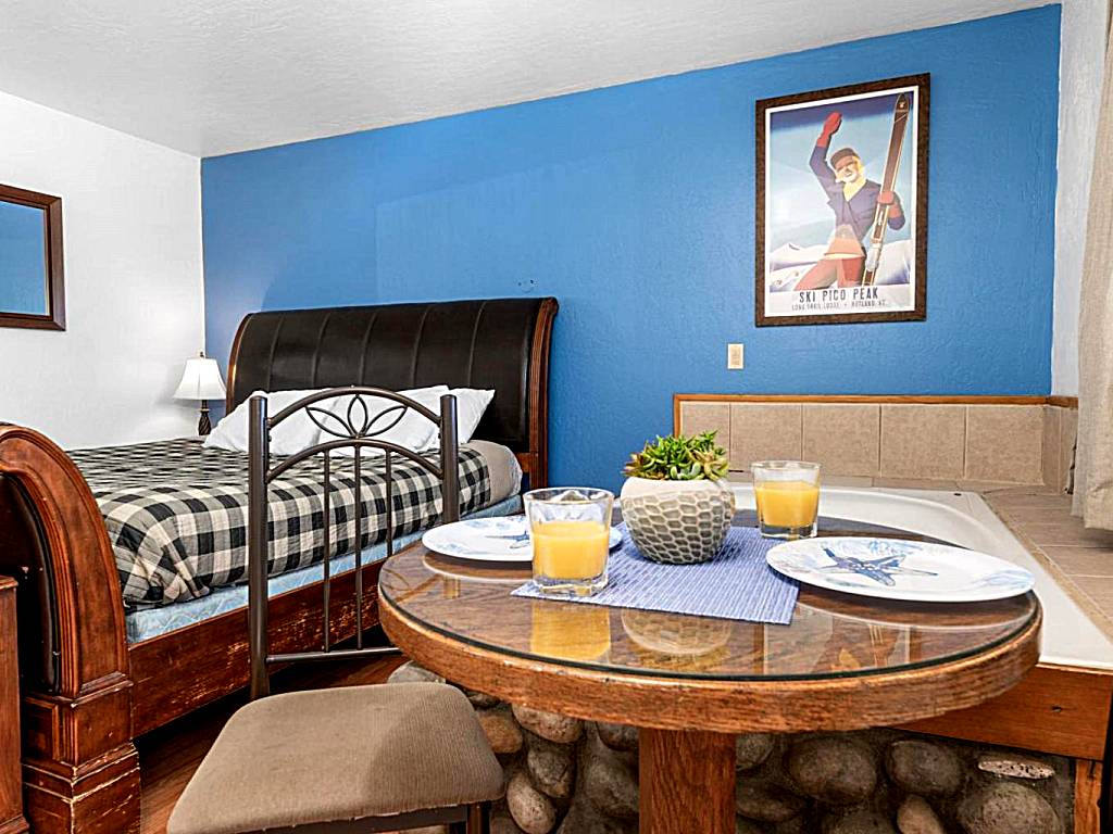 Big Bear Lake Front Lodge: King Room with Spa Bath