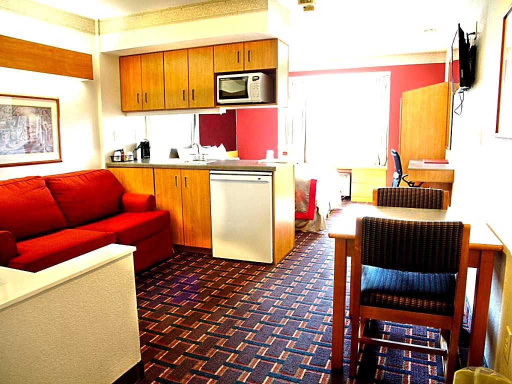 Ramada Limited and Suites Bloomington: Deluxe Queen Studio Suite - Non-Smoking