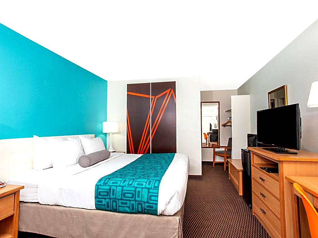 Howard Johnson by Wyndham Colorado Springs: Deluxe King Room - Smoking