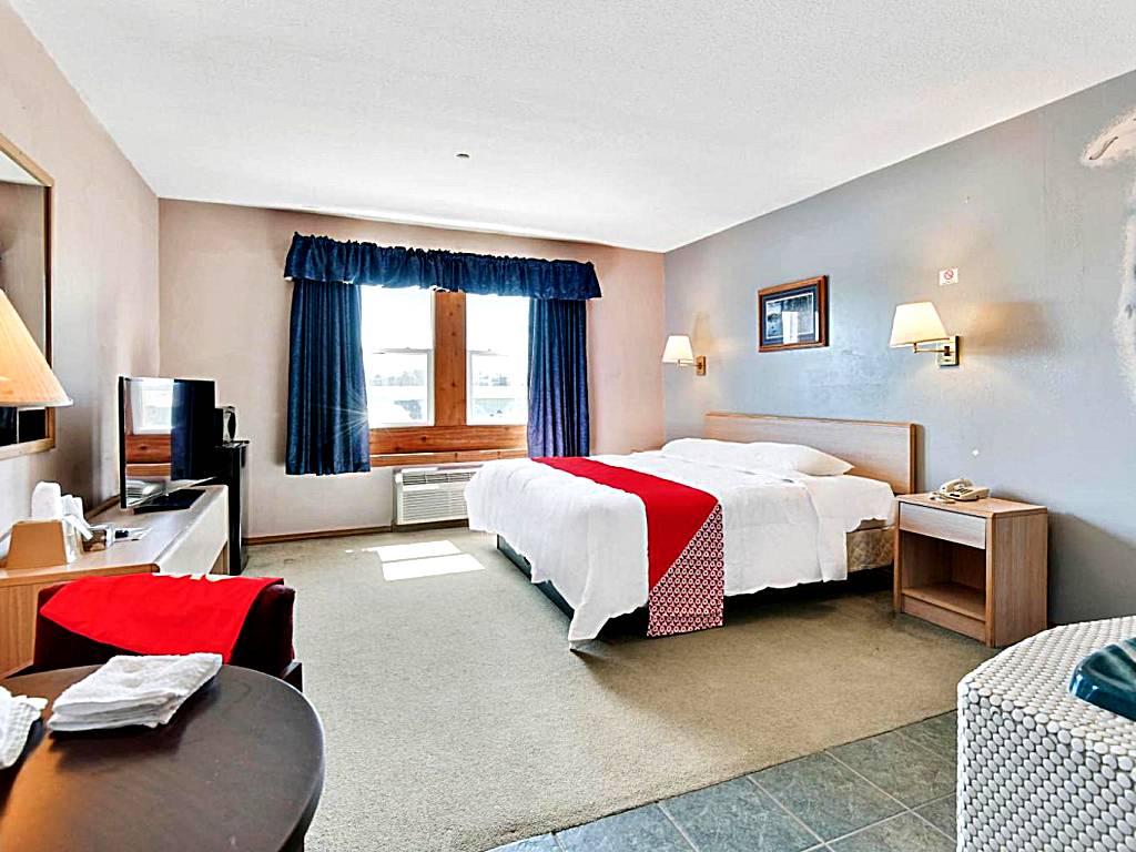 Casa Loma Inn & Suites by OYO Davenport IA near I-80: Honeymoon Suite with Hot Tub