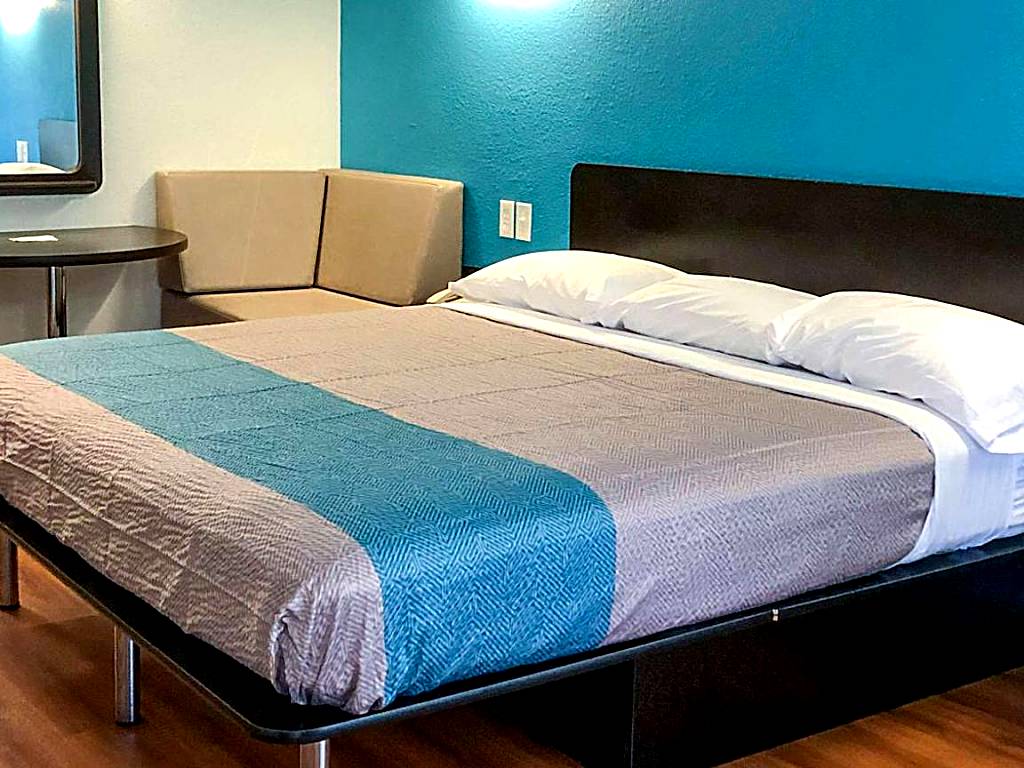 Motel 6-Daytona Beach: King Room with Spa Bath - Non-Smoking (Daytona Beach)