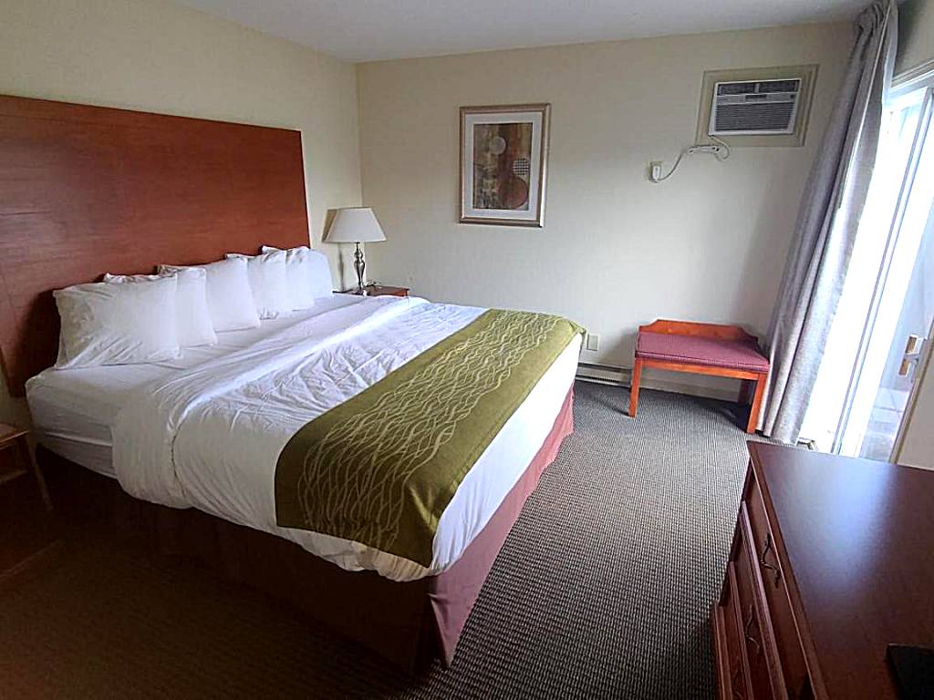 Travelodge by Wyndham Gananoque: One-Bedroom King Suite - Non-Smoking