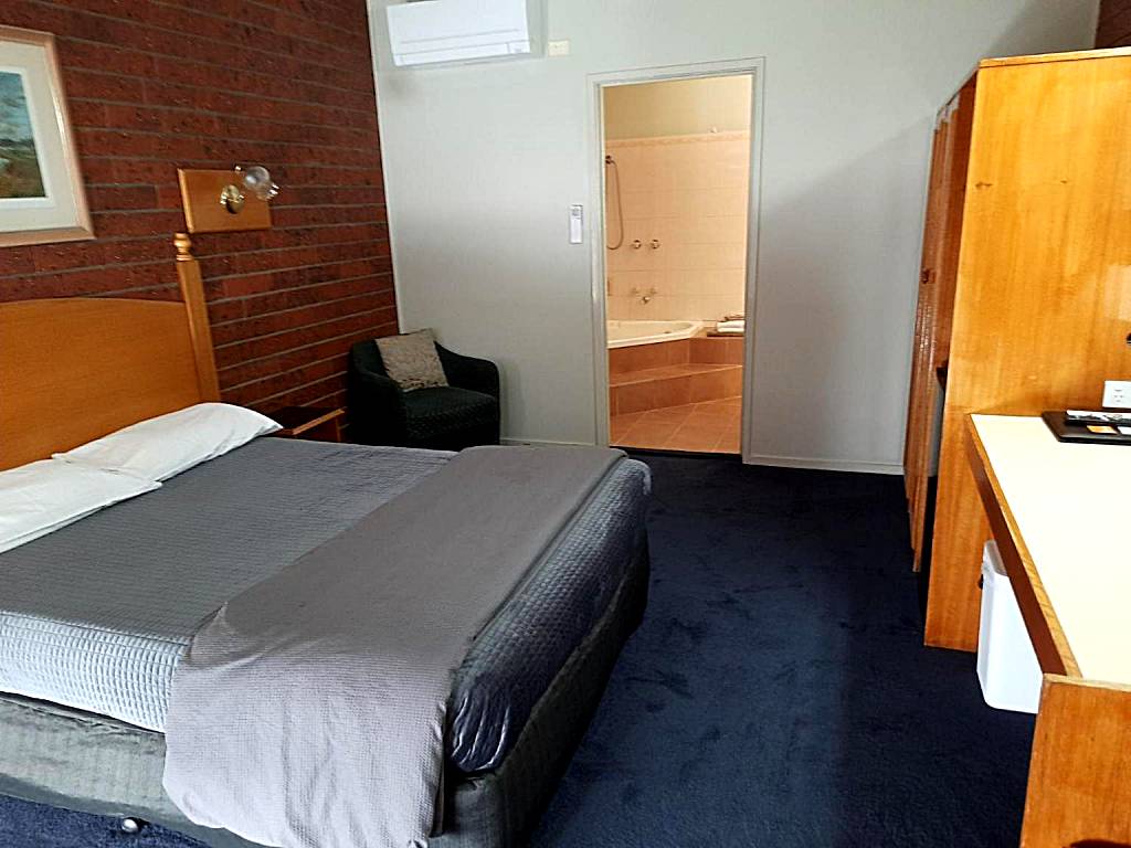 Abbotswood Motor Inn: Queen Room with Spa Bath