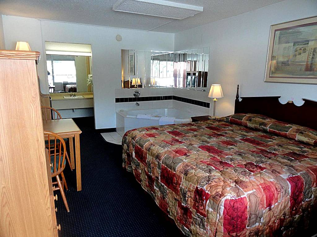 Grand Rapids Inn: King Room with Spa Bath