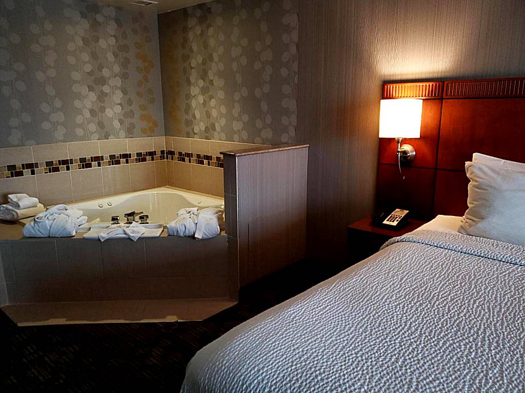 Courtyard by Marriott Hamilton: King Suite with Sofa Bed and Spa Bath