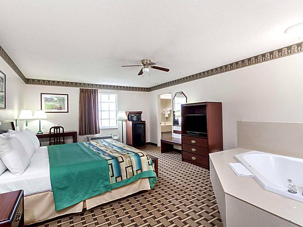Days Inn & Suites by Wyndham Huntsville: Deluxe King Suite with Spa Bath - Non-Smoking