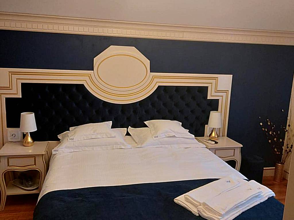 Sky Park Home: Deluxe Double Room with Bath - single occupancy