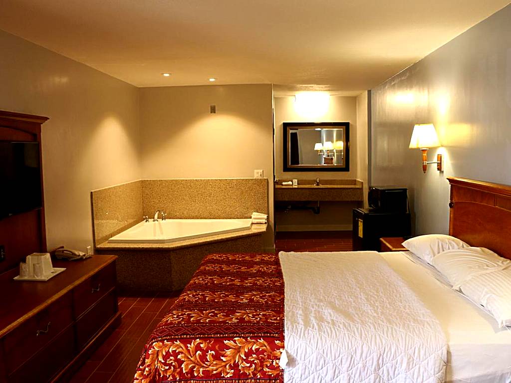 Touristlodge: King Suite with Spa Bath