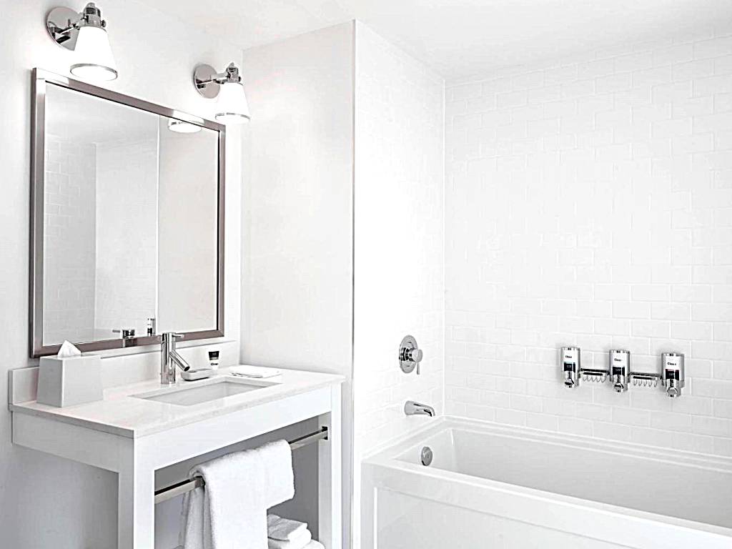 Four Points by Sheraton Kelowna Airport: 1 Bedroom Suite, 1 King, Sofa bed, Corner room, Whirlpool