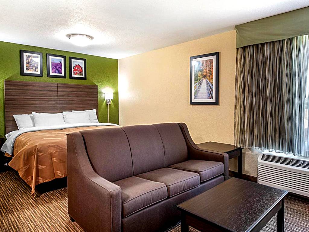 Quality Inn & Suites: King Suite with Jacuzzi - Non-Smoking (Brandenburg)