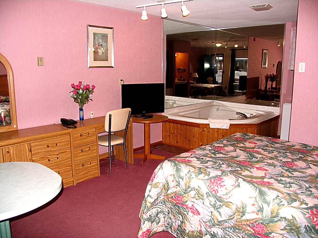 Seven Oakes Motel: Queen Room with Whirlpool