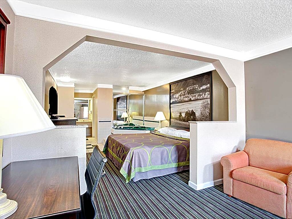 Super 8 by Wyndham Knoxville East: 1 King Bed, Deluxe Studio Suite, Non-Smoking