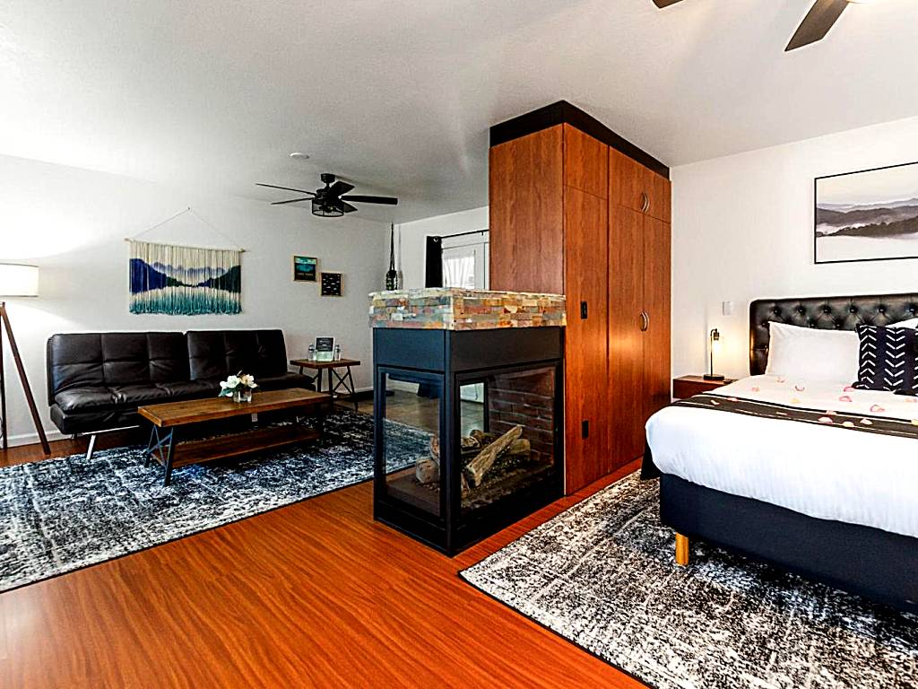 The Jeffrey Hotel: King Suite with Sofa Bed (South Lake Tahoe)
