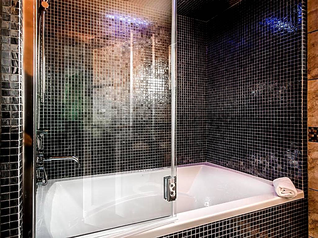 Olux Hotel-Motel-Suites: Deluxe Queen Room with Spa Bath-Smoking