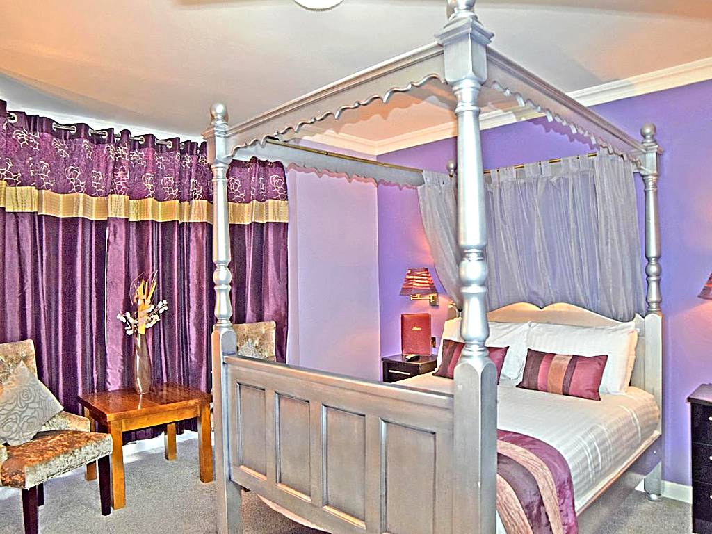 Dovedale Hotel and Restaurant: Four-poster Double with Spa Bath (Cleethorpes)