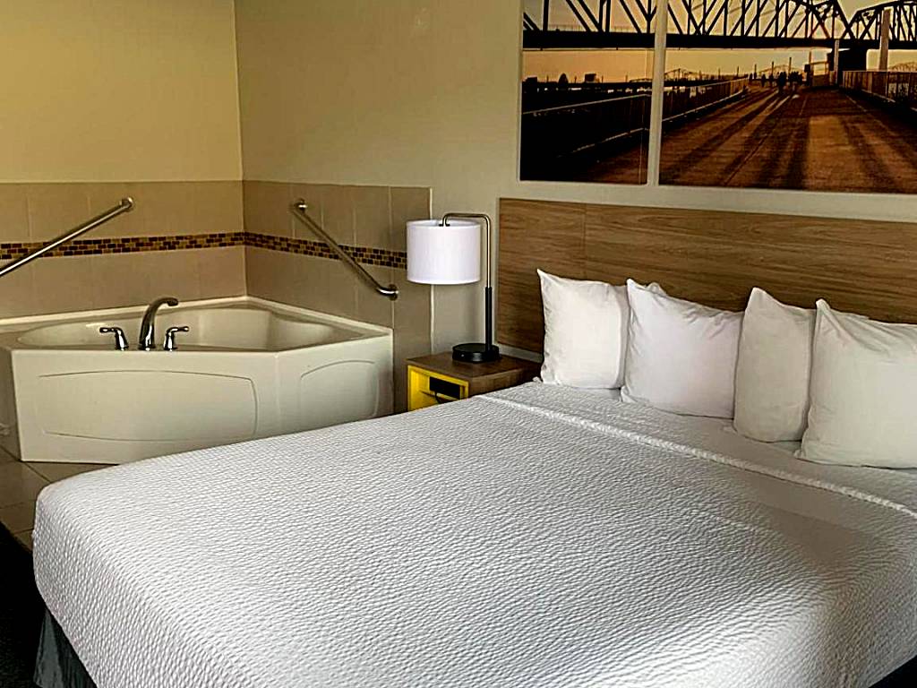 Days Inn by Wyndham Louisville Airport Fair and Expo Center: Deluxe Queen Room - Non-Smoking